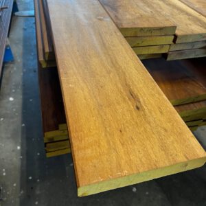540.0006 M1 Muiracatiara rustieke plank 28 x 192 mm
