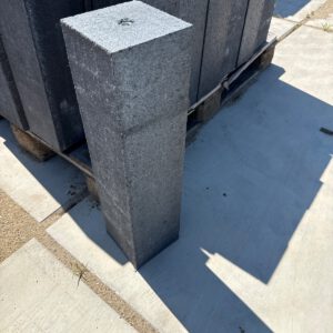 560.091 Betonpoer 15 x 15 cm  L.60 cm met  verstelbare stelplaat