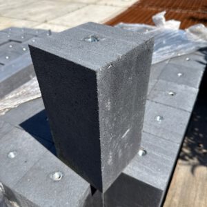 560.092 Betonpoer 15 x 15 cm  L.30 cm met  verstelbare stelplaat